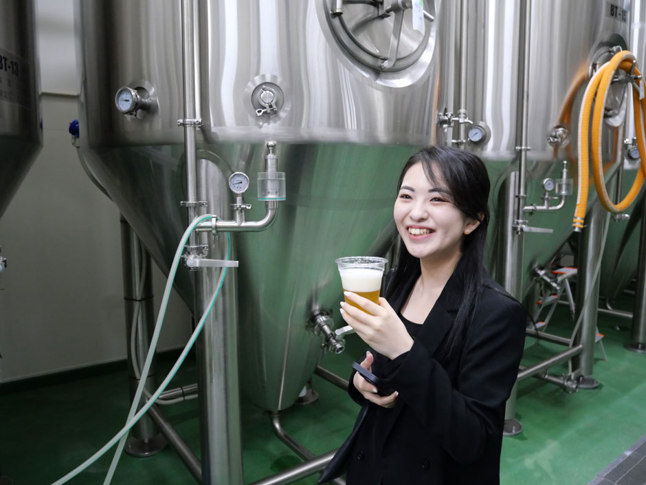 試飲をする高橋さん